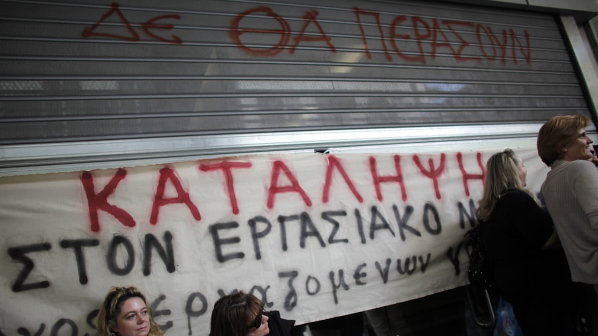 cheats/2011/10/02/greek-gov-t-to-lay-off-30-000-workers/greek-workers-cheat_znvvqe
