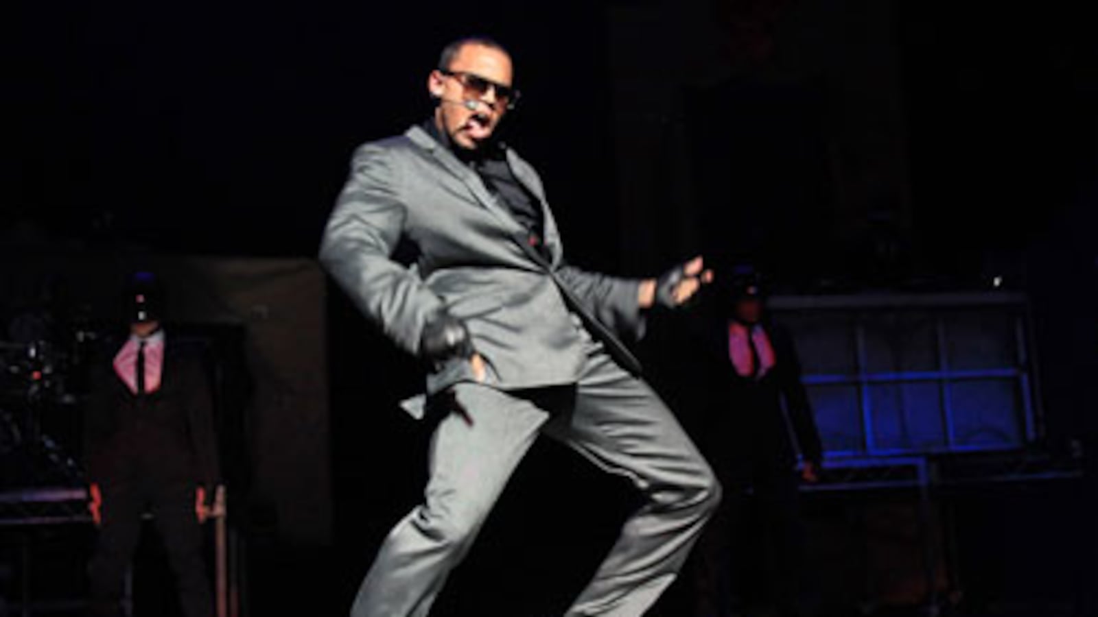 articles/2011/02/11/chris-browns-shocking-comeback-saturday-night-live-look-at-me-now-and-a-new-album/walls-chris-brown_159462_zlrpxq