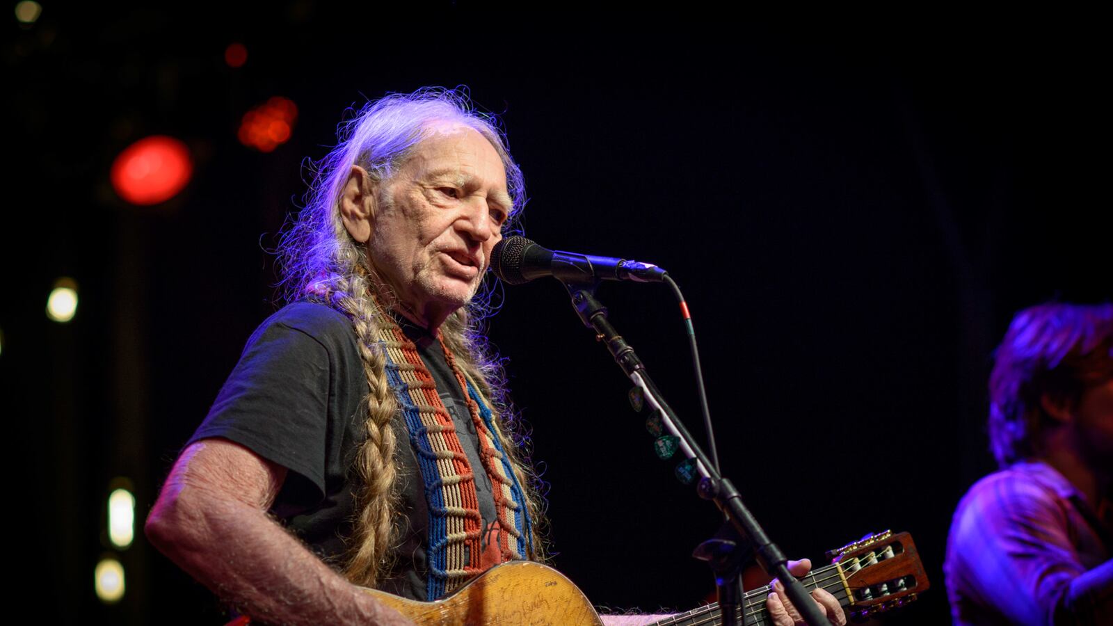 galleries/2015/03/20/closing-out-sxsw-with-willie-nelson/150320-joiner-nelson1_hopeoi