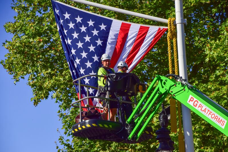 LONDON, UNITED KINGDOM - 2025/09/16: Workers install American flags on The Mall leading to Buckingham Palace ahead of the state visit by Donald Trump. (Photo by Vuk Valcic/SOPA Images/LightRocket via Getty Images)