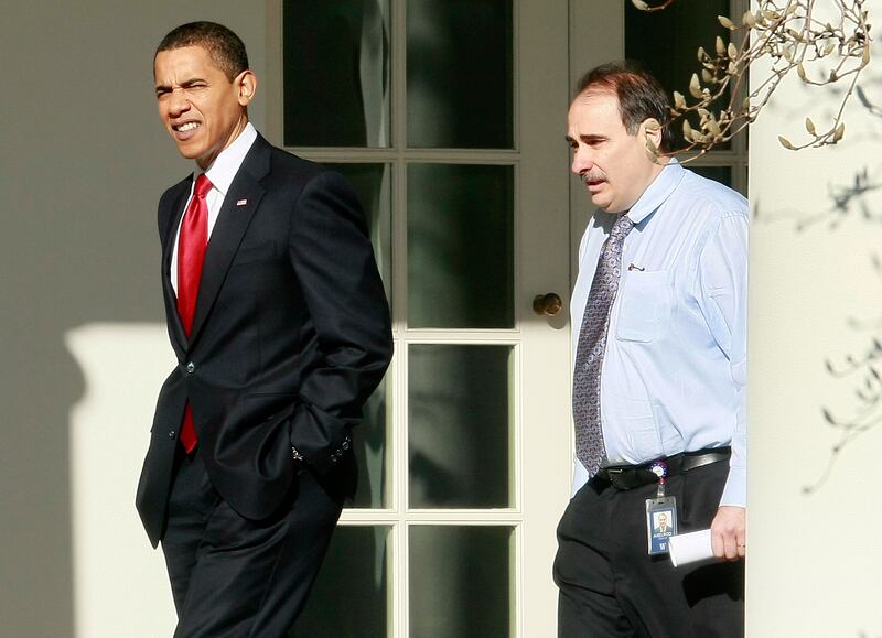 WASHINGTON - FEBRUARY 17: U.S. President Barack Obama (L) walks with White House Senior Adviser David Axelrod (R) down the colonnade before departing the White House on February 17, 2009 in Washington, DC. President Obama is travelling to Denver, Colorado where he is expected to sign the economic stimulus bill. (Photo by Mark Wilson/Getty Images)