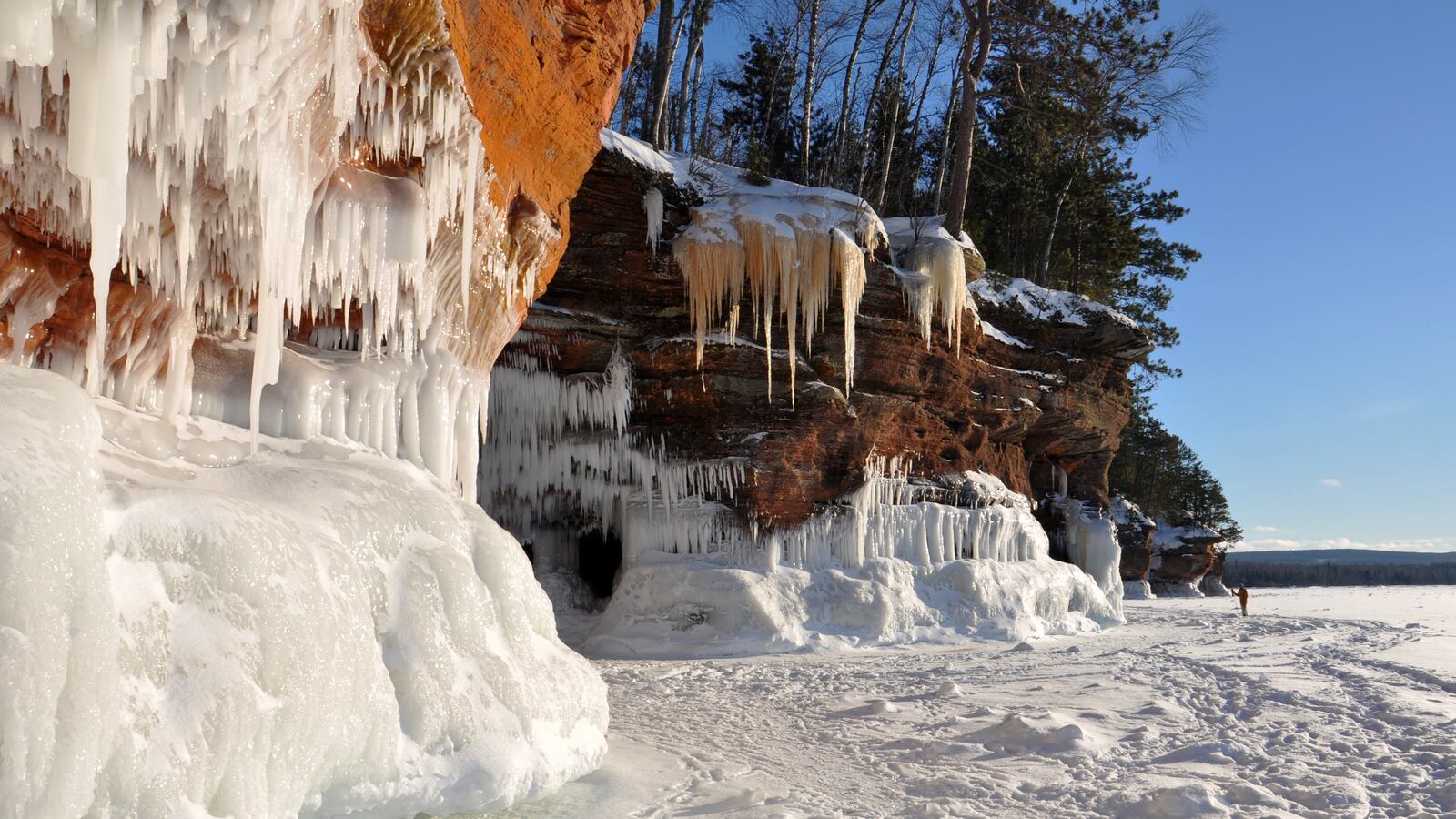 cheats/2014/01/23/sea-caves-exposed-on-lake-superior/140123-sea-caves-apostle-island-cheat_z7qvi5