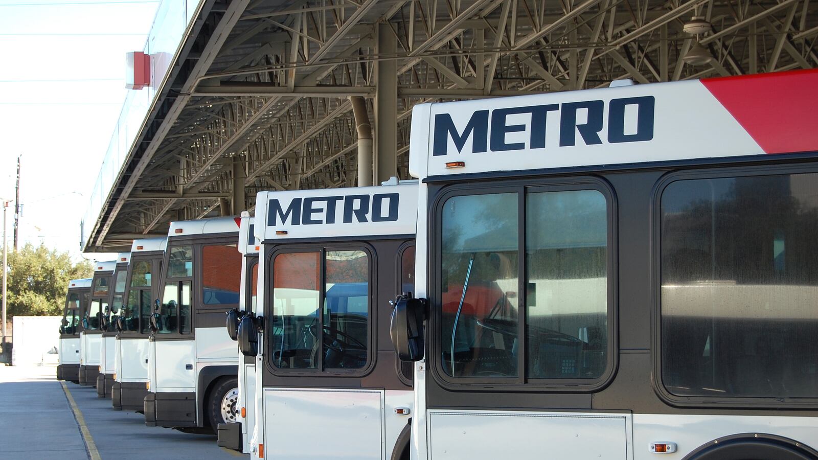 articles/2015/08/17/why-buses-are-the-saviors-of-our-most-car-crazy-cities/150816-berg-buses-tease_eaq8q3