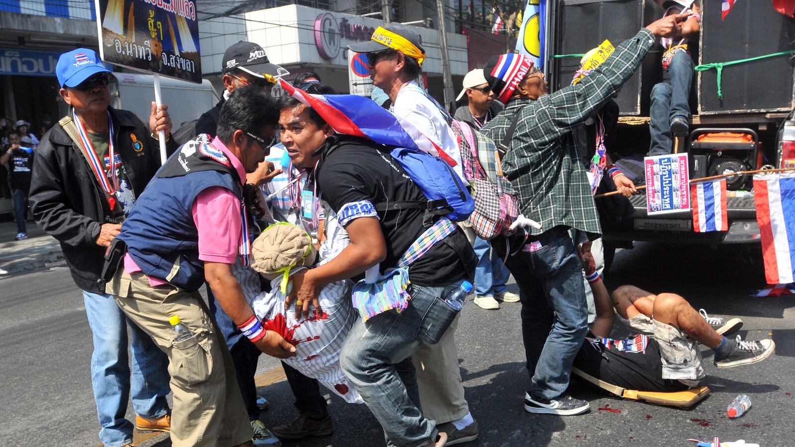 cheats/2014/01/17/explosive-lands-on-thai-protestors/140117-thailand-cheat_ubfonf