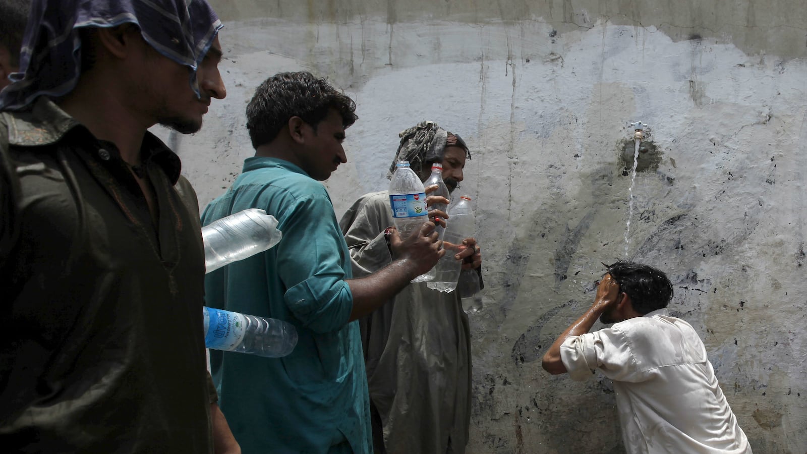 cheats/2015/06/23/more-than-650-dead-in-pakistan-heatwave/150623-pakistan-heatwave-cheat_p8wokl