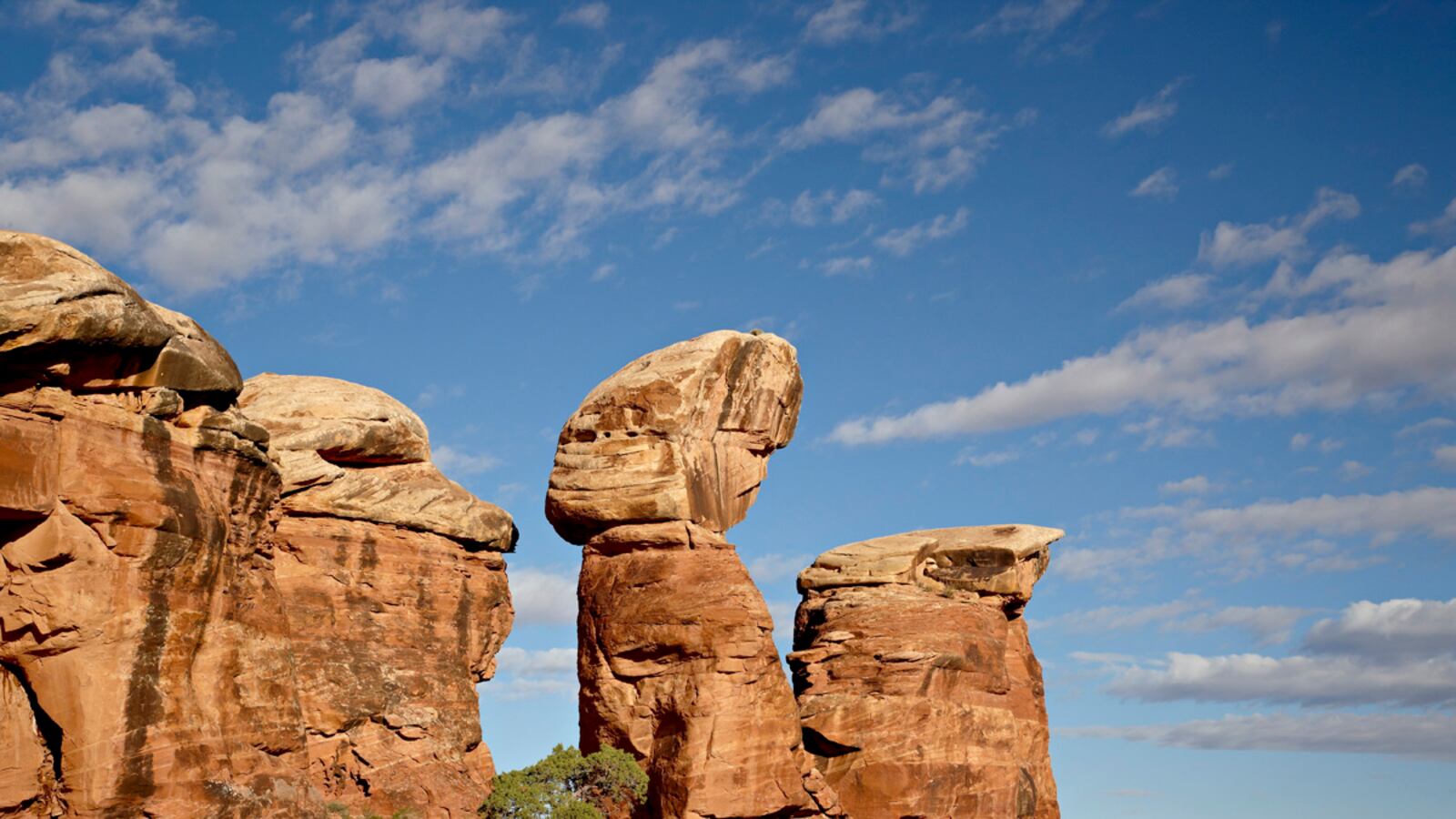 cheats/2011/09/25/man-breaks-leg-crawls-across-desert/utah-hiking-cheat_qzcxny