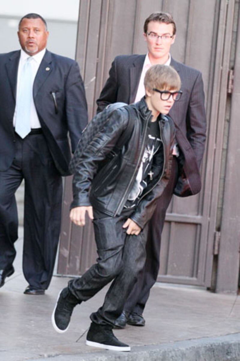 galleries/2012/04/14/zac-efron-justin-bieber-more-stars-who-adjust-in-public-photos/justin-bieber-celebrity-adjustments_xvdxn5