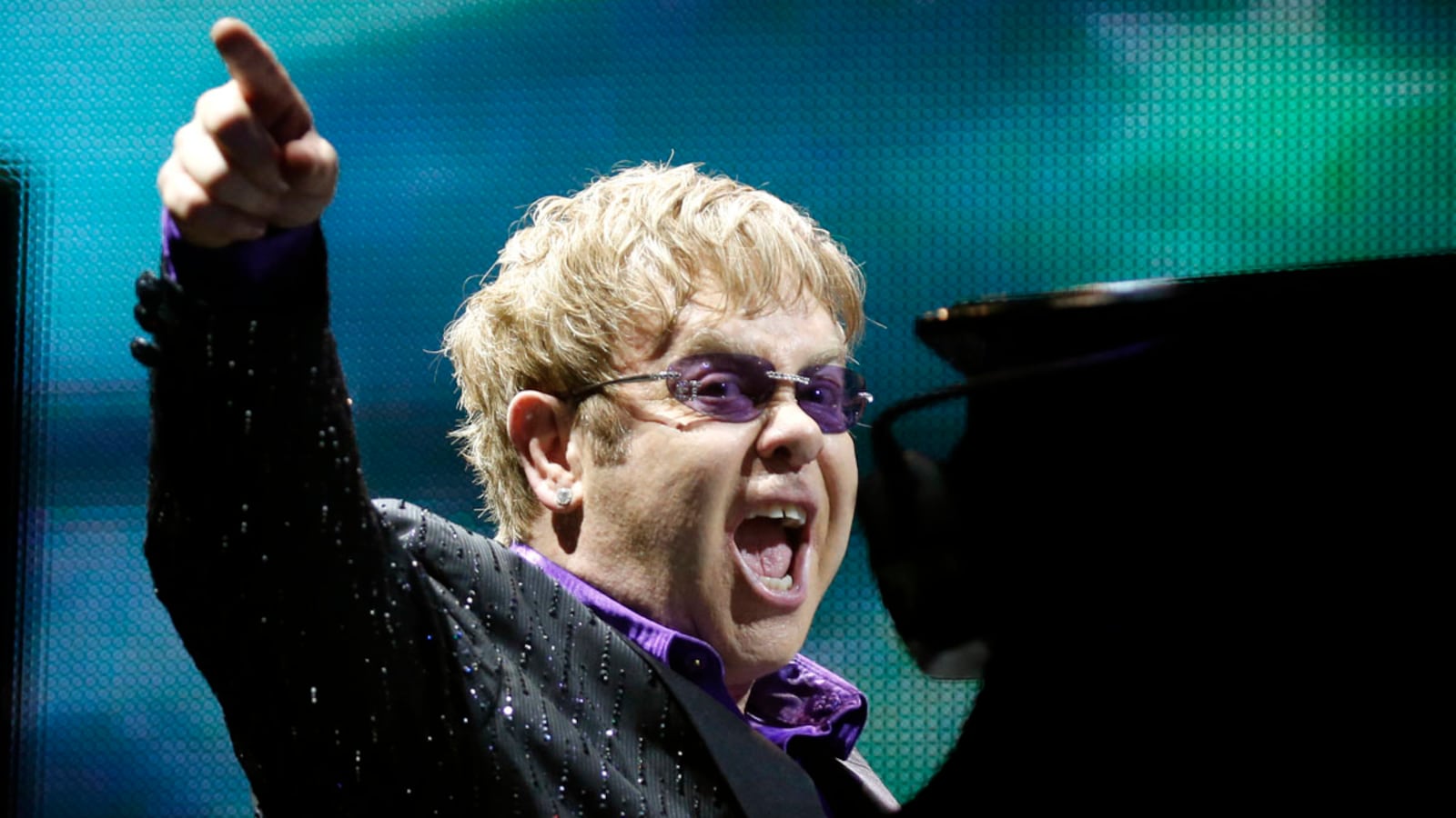 articles/2012/08/08/elton-john-sues-the-times-for-libel/elton-john-sues-times-london-jukes_hpkoq3