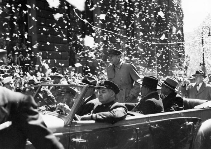 galleries/2010/06/22/loose-lips-sink-ships/loose-lips---macarthur_mqcbm5