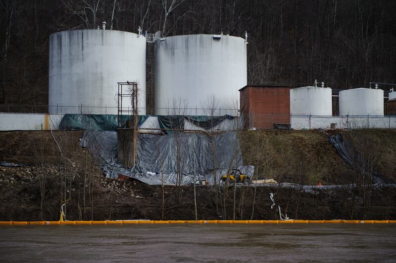 galleries/2014/03/02/the-west-virginia-river-no-one-can-drink-from-photos/140228-weastva-water1_rtxc03