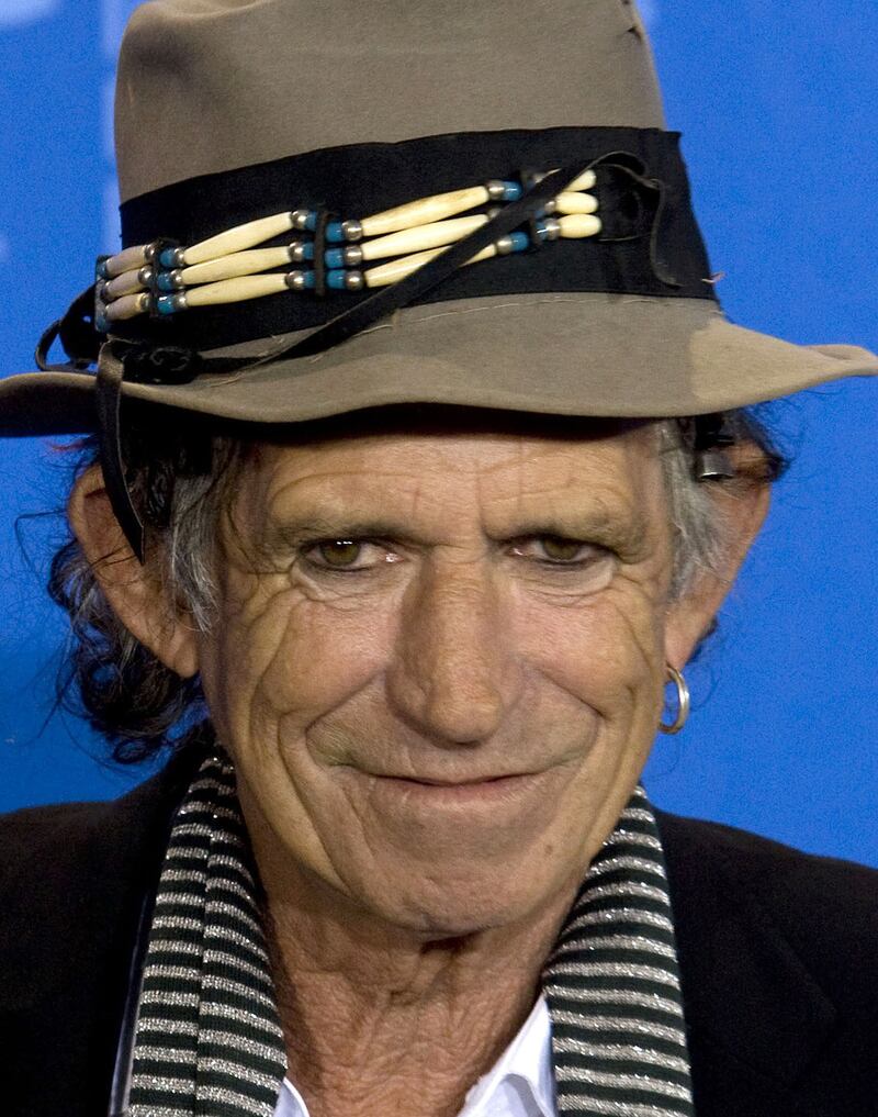 galleries/2013/05/13/men-in-makeup-throughout-time-photos/men-in-makeup-keith-richards_ltec7h