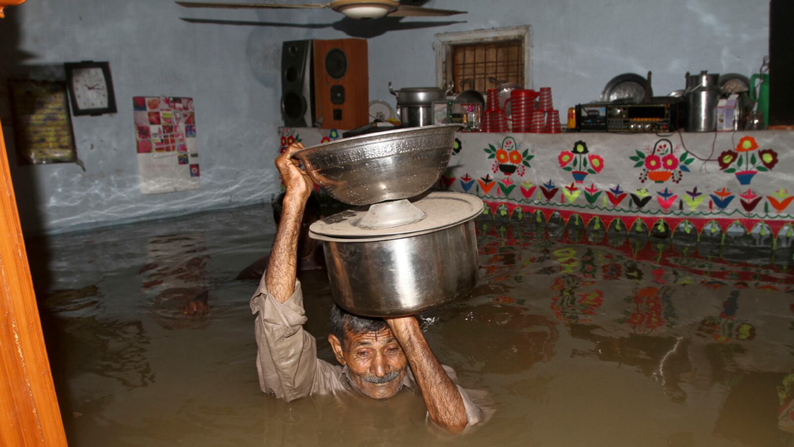 cheats/2011/09/13/floods-cripple-pakistani-city/pakistan-floods-cheat_aj3nrj