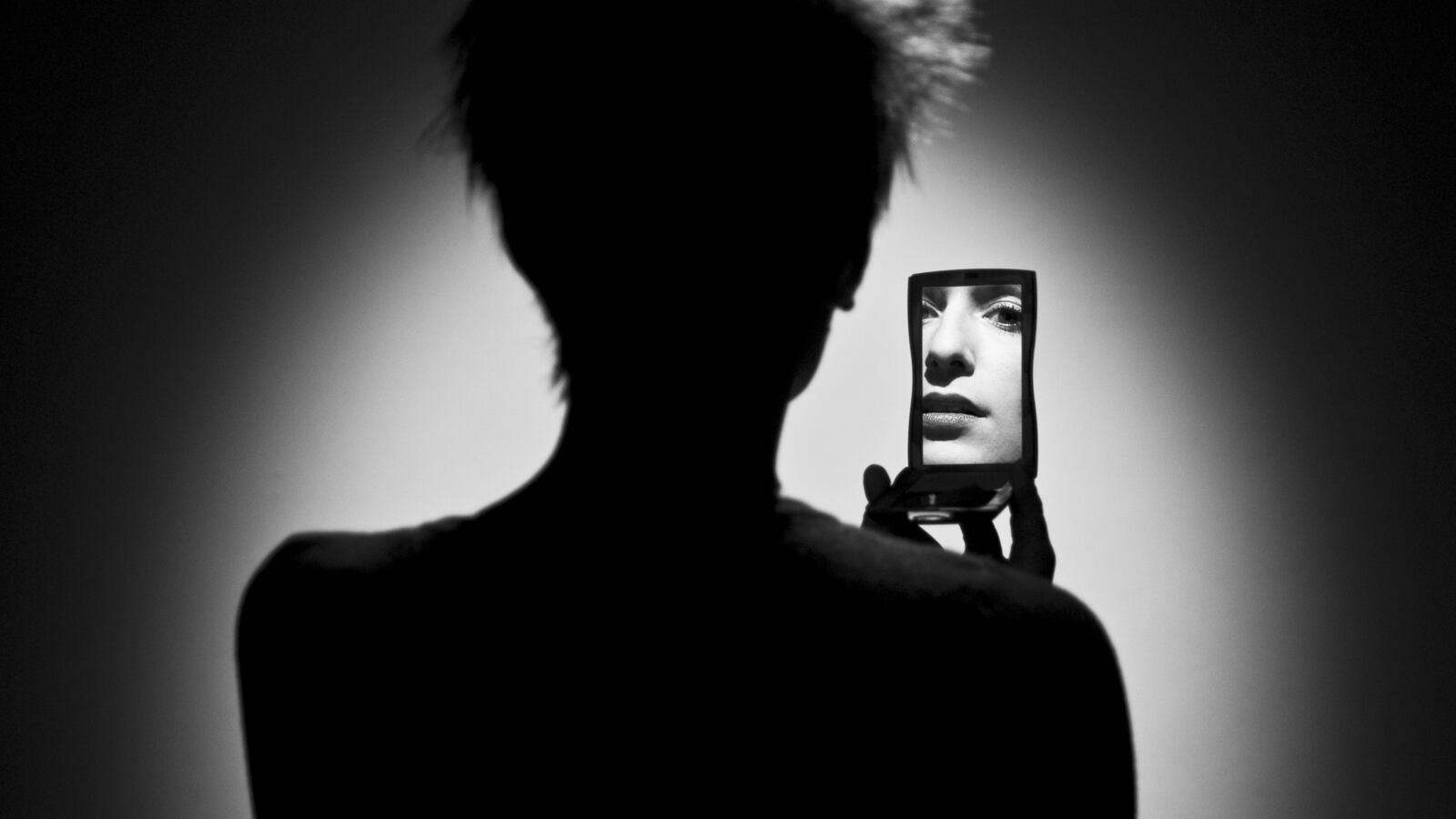 articles/2013/12/08/the-model-diaries-show-me-your-best-racist/131206-anonymous-model-diaries-tease_cdtjqk