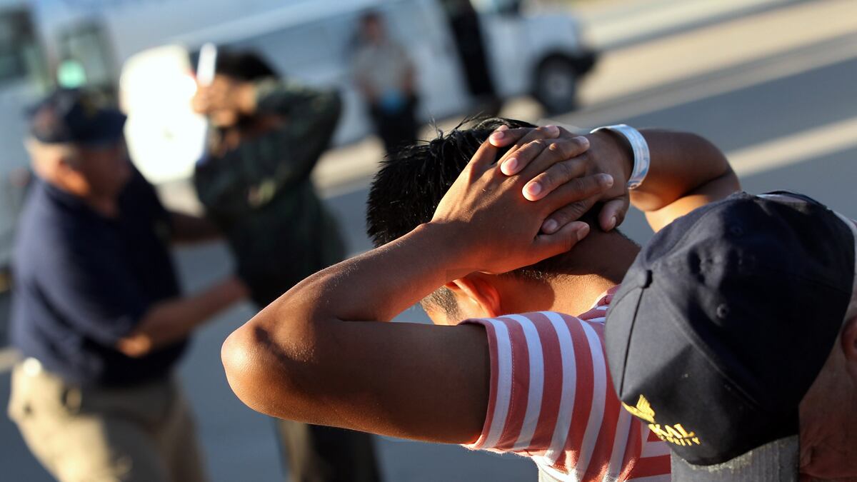 articles/2012/04/24/supreme-court-takes-up-controversial-arizona-immigration-law/az-Immigration-laws-colarusso_mdppyj