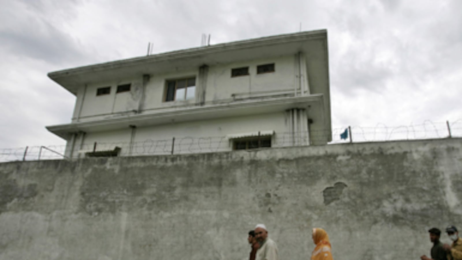 cheats/2011/05/10/cia-new-bin-laden-lead-every-hour/bin-laden-compound-2_oushuf