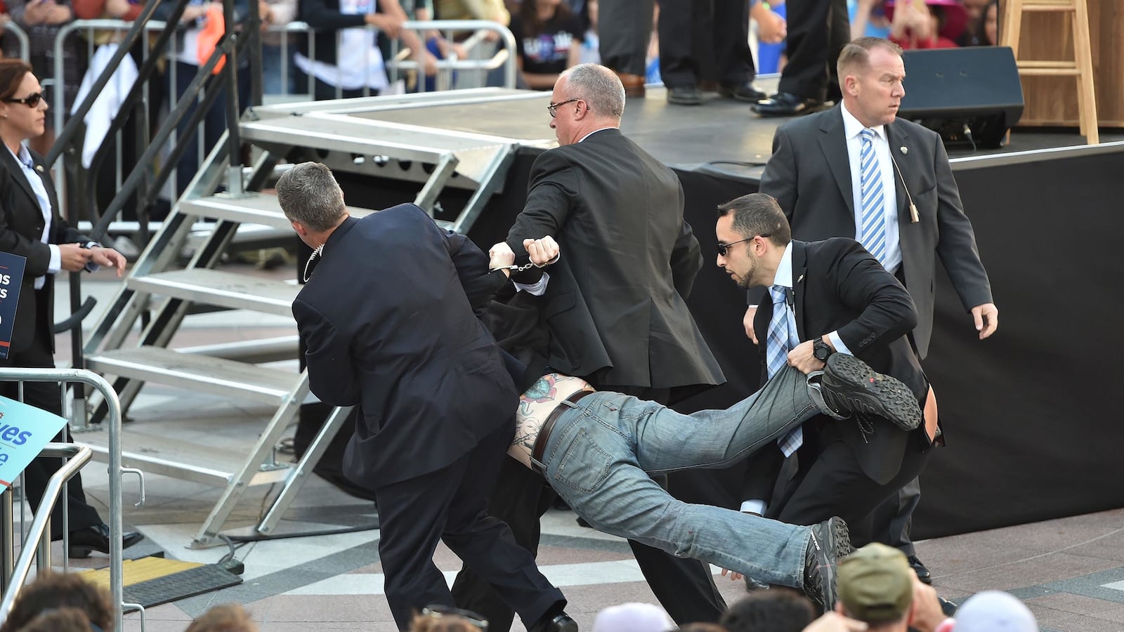 articles/2016/06/02/animal-activists-go-apesh-t-on-bernie-sanders-while-hillary-clinton-panders/160601-woodruff-sanders-protest-tease_skvige