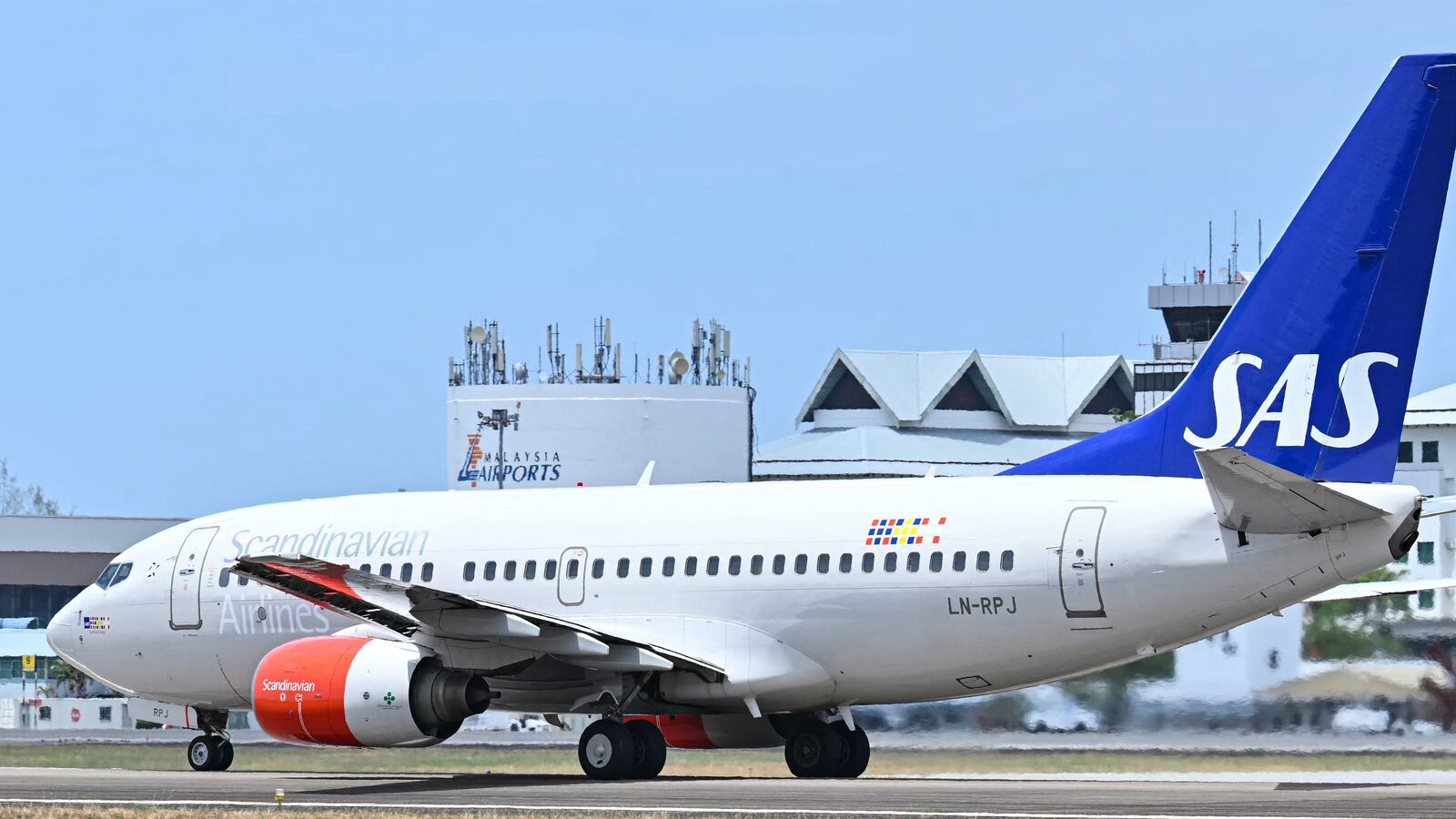 A Scandinavian Airlines (SAS) Boeing 737-700 aircraft
