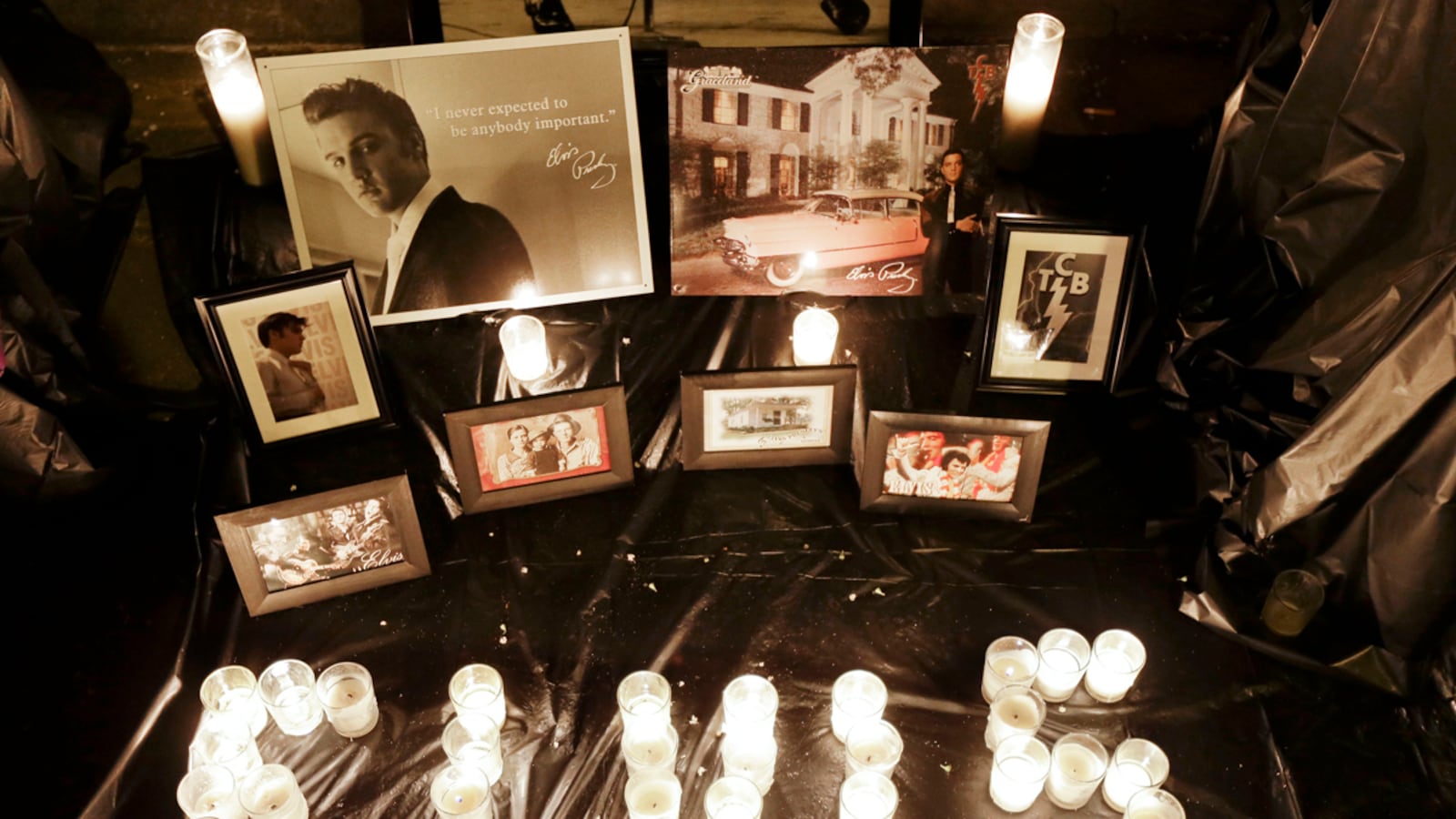 cheats/2012/08/16/presleys-attend-elvis-memorial/elvis-anniversary-candle-light-vigil-cheat_btvfba