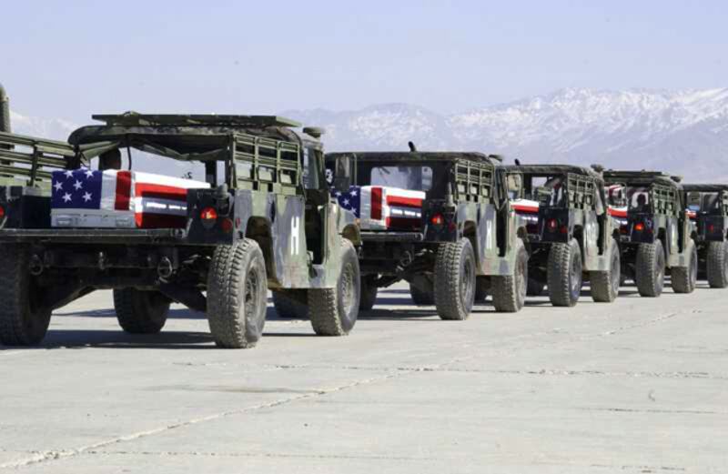 galleries/2009/04/05/return-of-fallen-soldiers/begleiter-coffins-02_s33eli