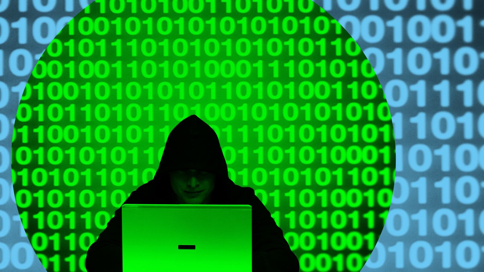 articles/2015/06/30/spies-warned-feds-about-opm-mega-hack-danger/150629-harris-opm-hack-tease_uxppq3