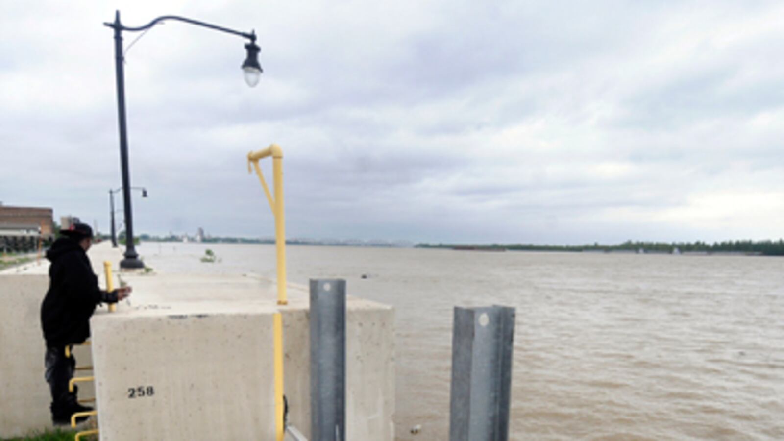 cheats/2011/05/03/engineers-blast-illinois-levee/flood-illinois_sr9z3g