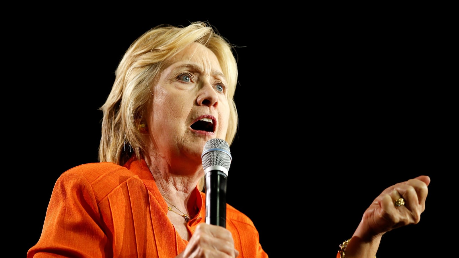 cheats/2016/08/09/clinton-to-compete-in-all-3-debates/160809-clinton-debates-cheat_iupboi