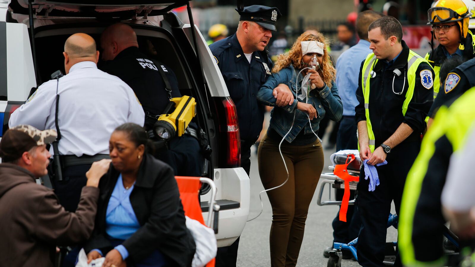 articles/2016/09/29/after-hoboken-train-crash-heroes-act-before-politicians-talk/160929-daly-hoboken-tease_snfqip