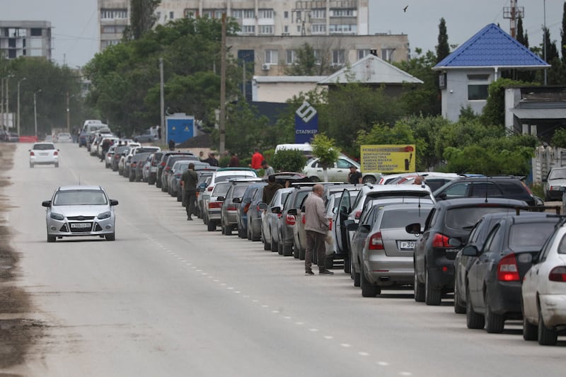 Cars queue on a road for fuel at a gas station after authorities restricted fuel sales amid a supply shortage following Ukrainian attacks on logistics routes in the course of Russia-Ukraine conflict, in the Black Sea resort city of Yevpatoriya, Crimea, June 3, 2026. REUTERS/Alexey Pavlishak