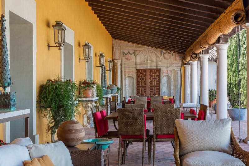 galleries/2014/08/30/omg-i-want-this-house-beverly-hills-photos/140829-omg-house-hacienda-dela-paz-12_ggjdxp