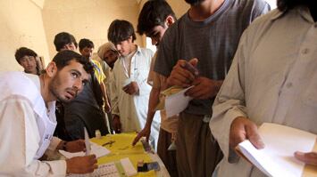 cheats/2009/08/20/afghan-polls-close/afghanistan-election-voters_knaebj