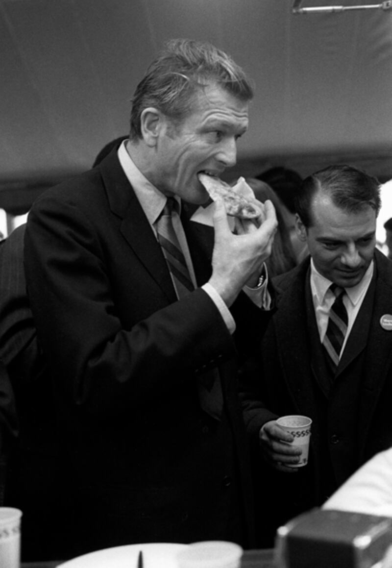 galleries/2011/09/20/herman-cain-sarah-palin-and-more-politicians-eating-pizza-photos/pols-pizza-lindsay_xamk8w