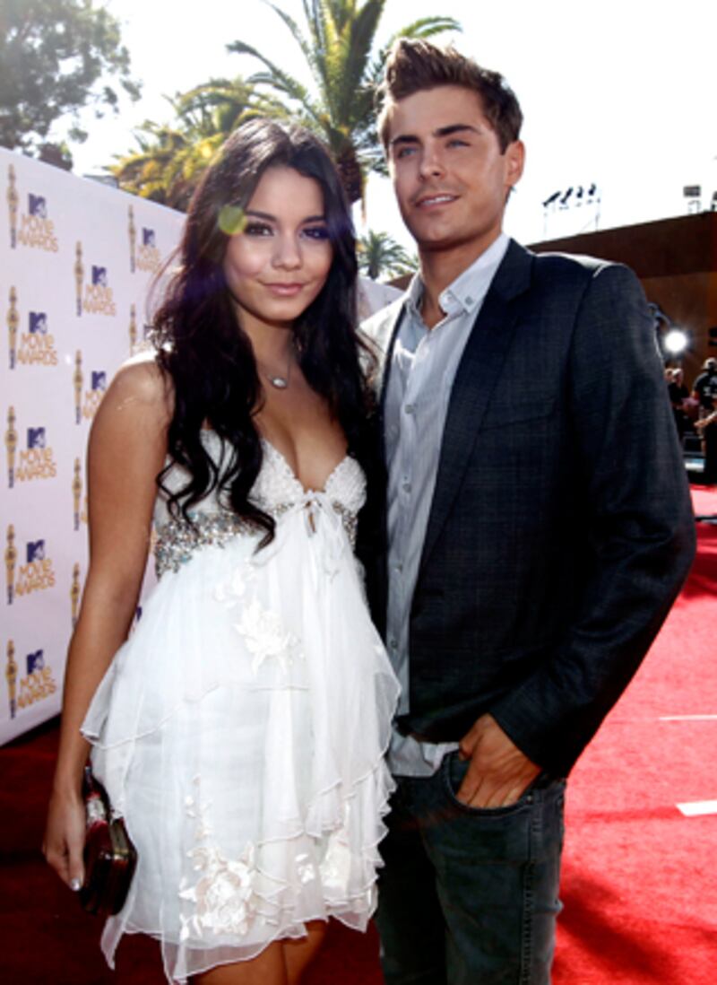 galleries/2009/12/18/hollywood-holiday-breakups/holiday-breakups---hudgens-efron_fvjpqm