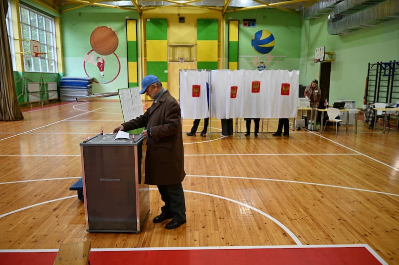 A voter casts a ballot at a polling station on the first day of Russia's parliamentary election in Krasnoyarsk, Russia, September 18, 2026. REUTERS/Vladislav Nekrasov
