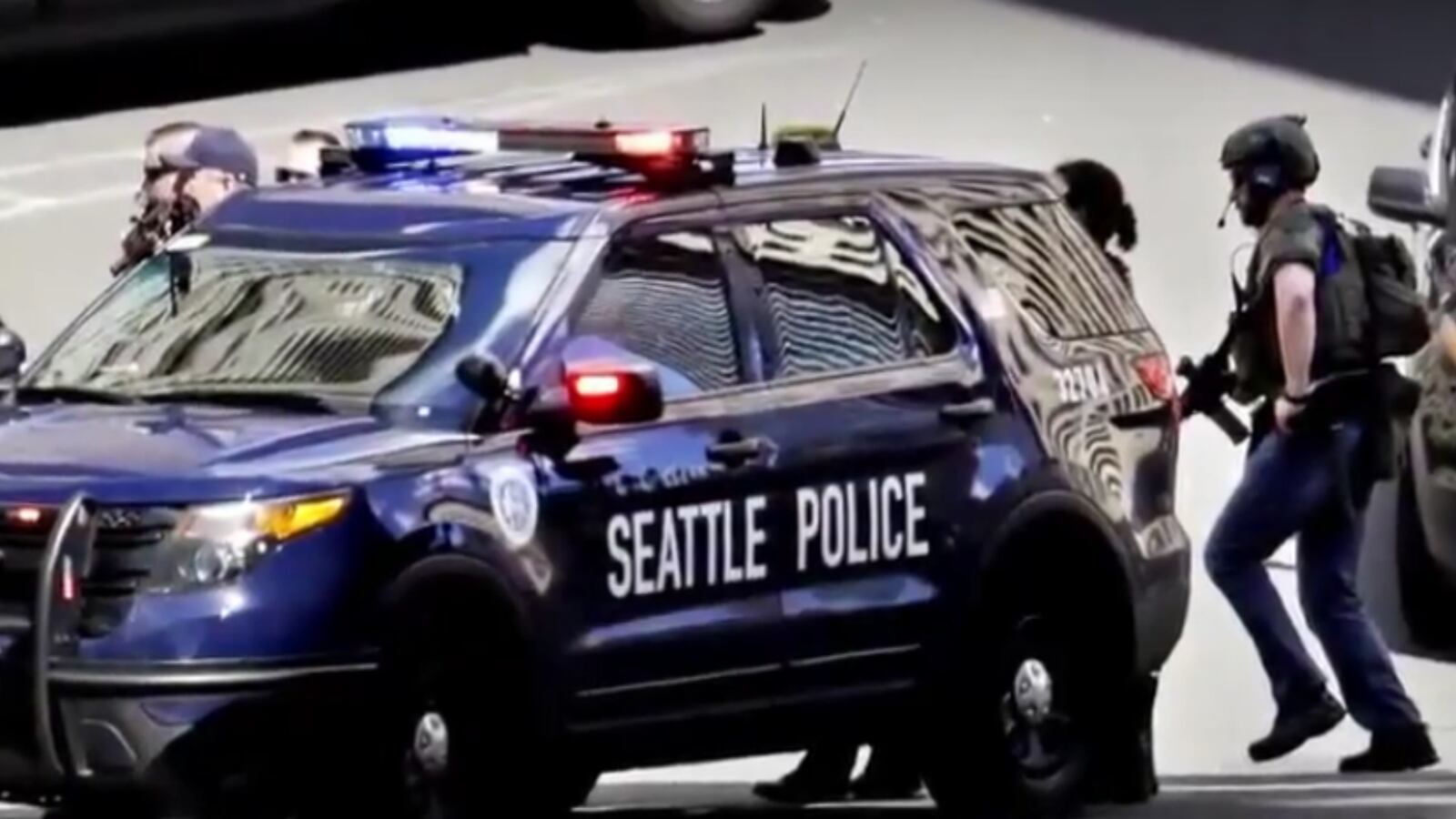cheats/2017/04/20/2-seattle-cops-shot-suspects-in-custody/170420-seattle-police-officers-shot-cheat_jkqmmm