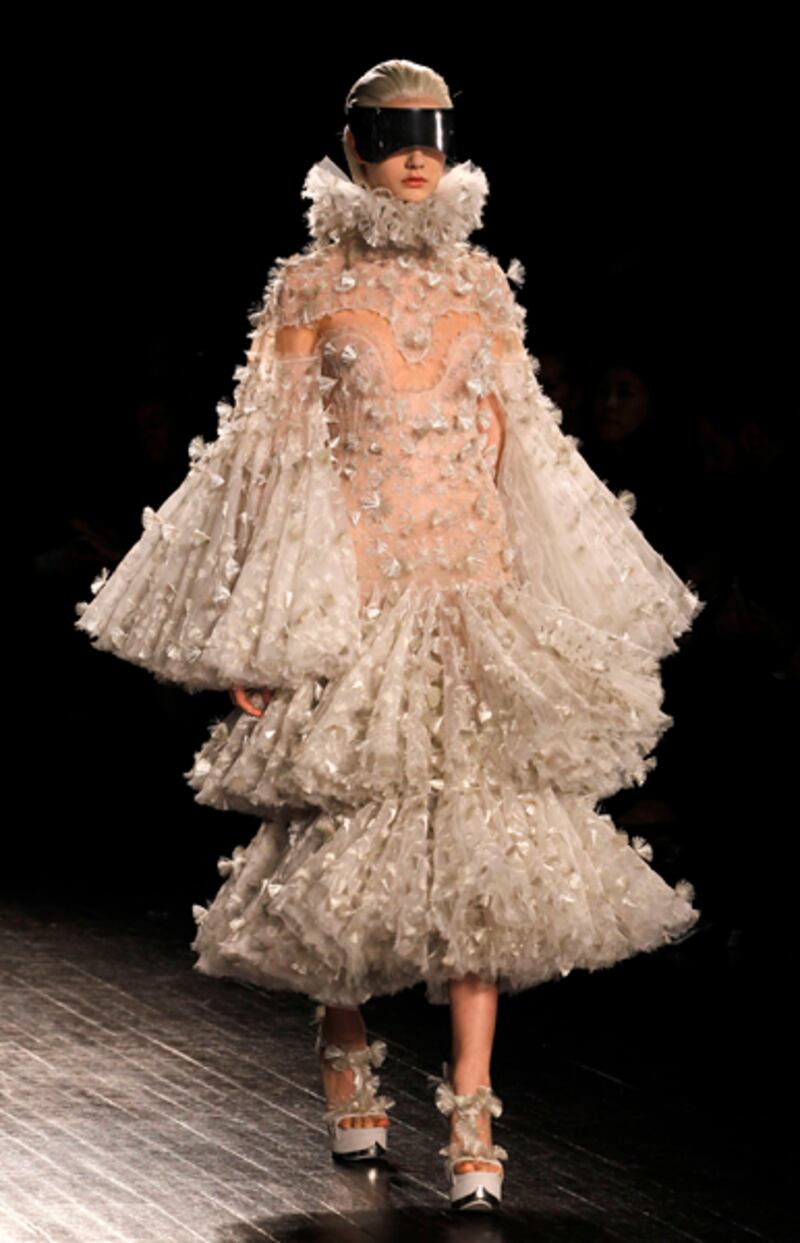 galleries/2012/03/07/louis-vuitton-alexander-mcqueen-and-more-paris-fashion-week-fall-winter-2012-photos/paris-fashion-wrap-mcqueen_pzk8ej