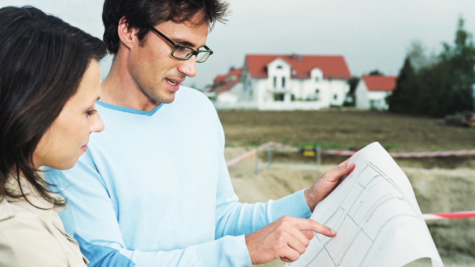 articles/2011/12/16/real-estate-trends-renting-gets-glamorous/young-people-houses-hass_zv81to