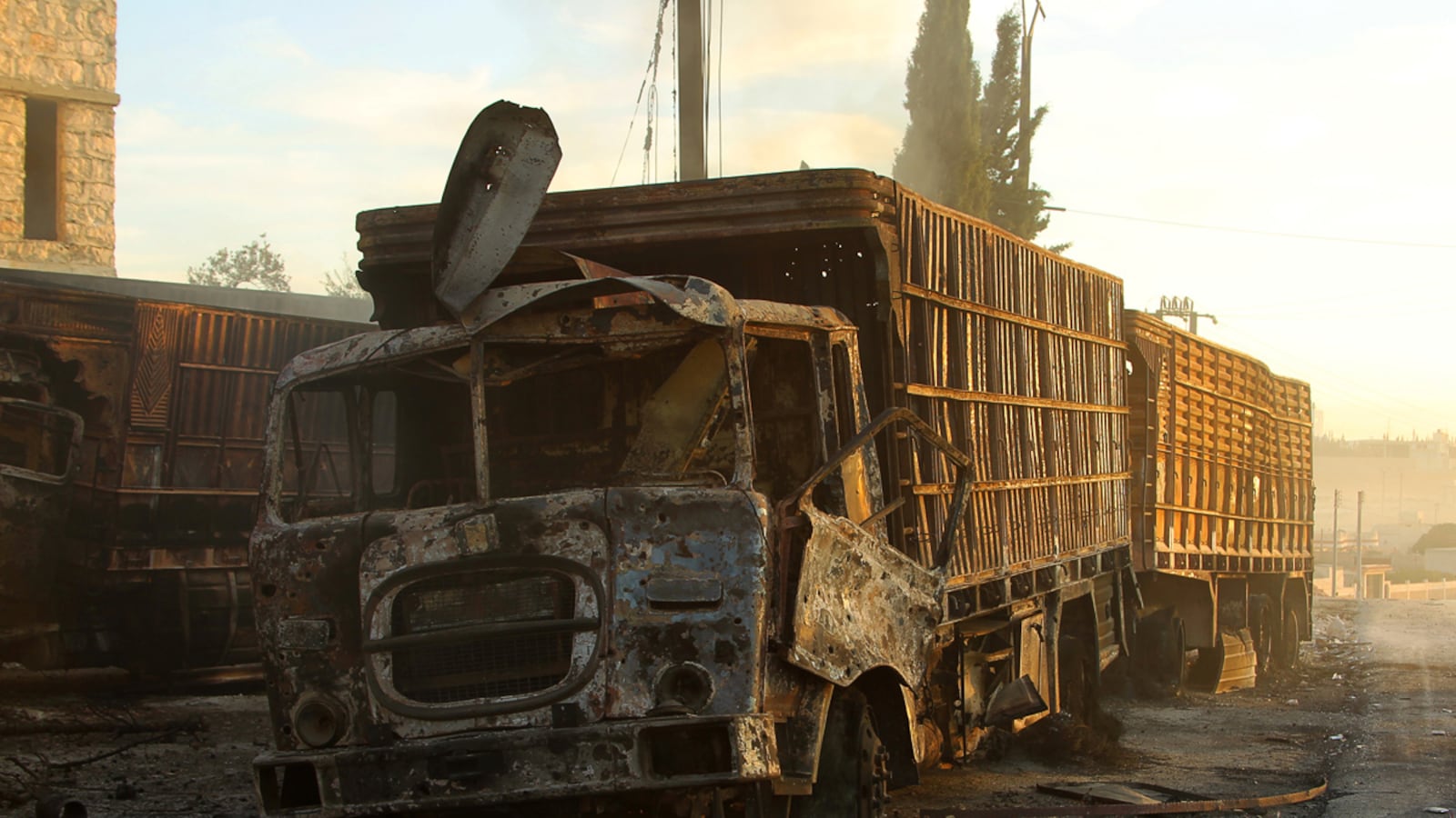 cheats/2016/09/20/u-n-suspends-aid-operations-in-syria/160920-syria-attack-un-aid-convoy-cheat_qdqsnt