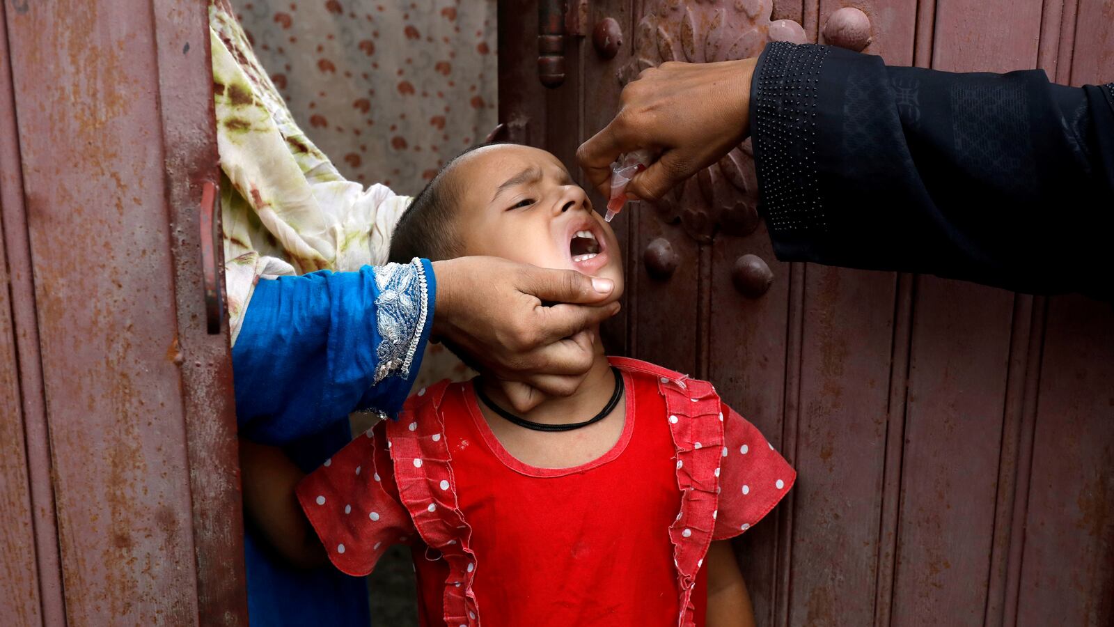 2020-07-20T091606Z_1737190453_RC2WWH9MVZML_RTRMADP_3_HEALTH-CORONAVIRUS-PAKISTAN-POLIO_zewsly