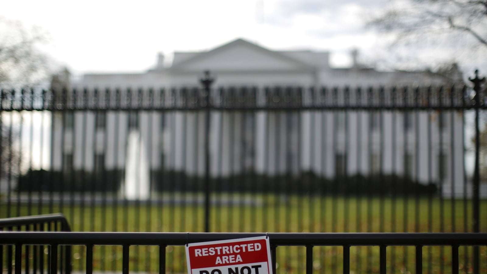 cheats/2017/04/13/2-secret-service-officers-fired-over-white-house-fence-jumper-debacle/170413-secret-service-dismissals-intruder-cheat_t8h2zh