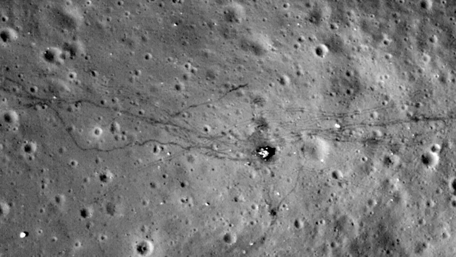 cheats/2011/09/07/nasa-s-marks-on-moon-visible-from-space/moon-footprints-nasa-photos-cheat_cczlik
