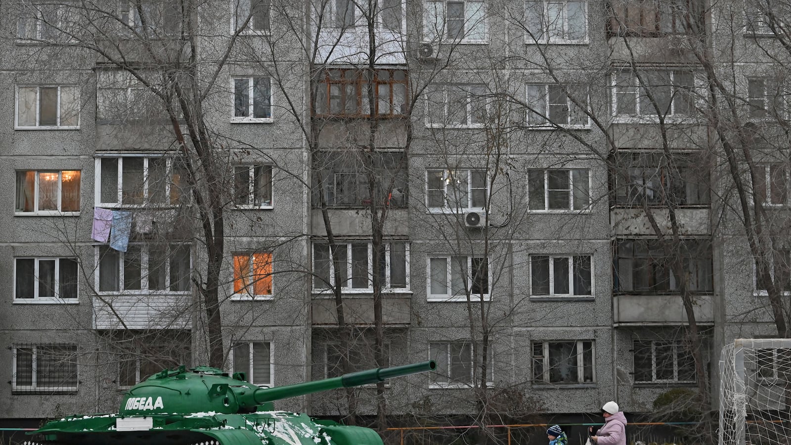 2022-11-09T145403Z_1047046653_RC2AIX916KWY_RTRMADP_3_RUSSIA-DAILYLIFE_vitxk7