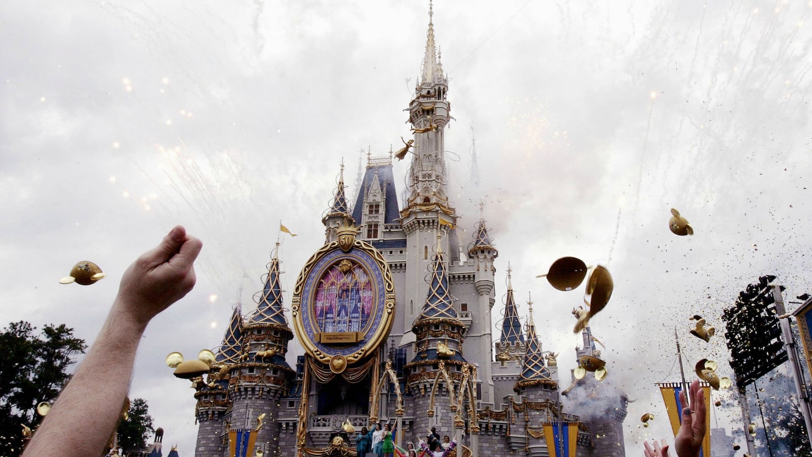 cheats/2015/06/03/disney-staff-trains-foreign-replacements/150603-disney-world-cheat_wdqrr8