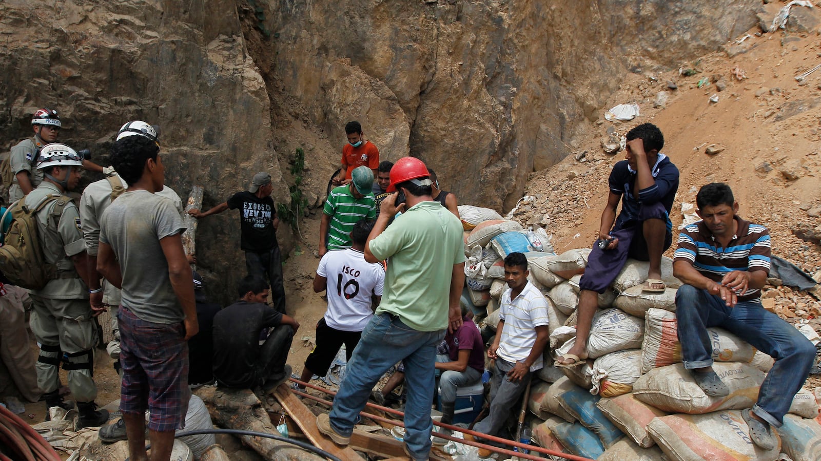 cheats/2014/07/04/11-men-trapped-in-honduras-mine/140704-landslide-cheat_hbzbzb