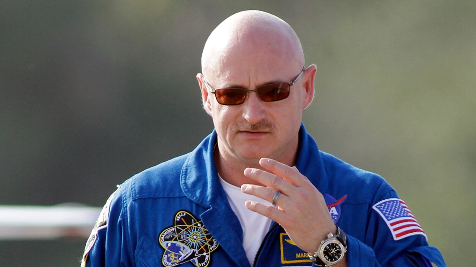 cheats/2011/10/01/mark-kelly-retires-from-navy/mark-kelly-cheat_tn1r0l