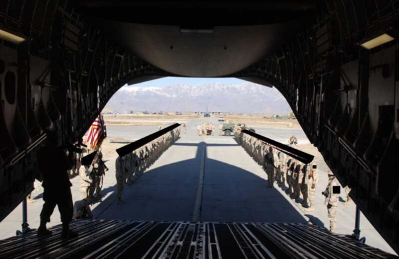 galleries/2009/04/05/return-of-fallen-soldiers/begleiter-coffins-07_oszgx7