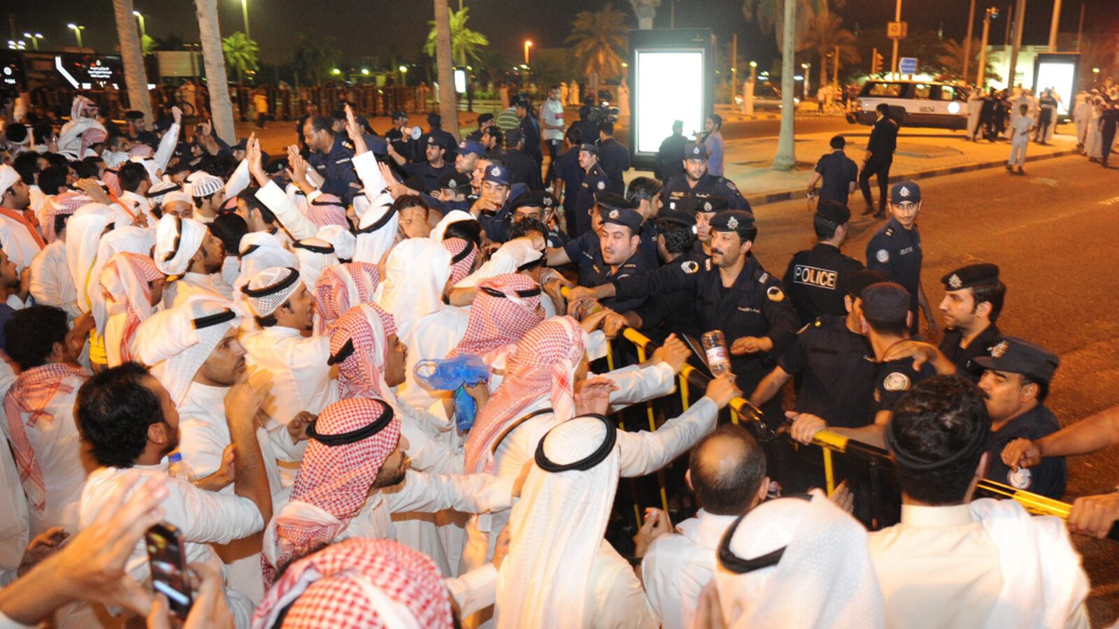 cheats/2012/10/22/crowds-protest-kuwaiti-election-law/kuwait-protesters-clash-police-cheat_hsrfnx