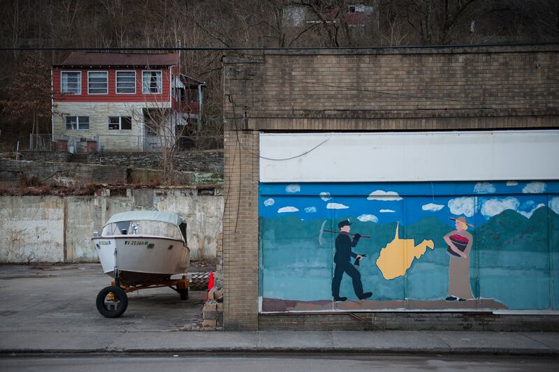 galleries/2014/03/02/the-west-virginia-river-no-one-can-drink-from-photos/140228-weastva-water7_wgxw9p