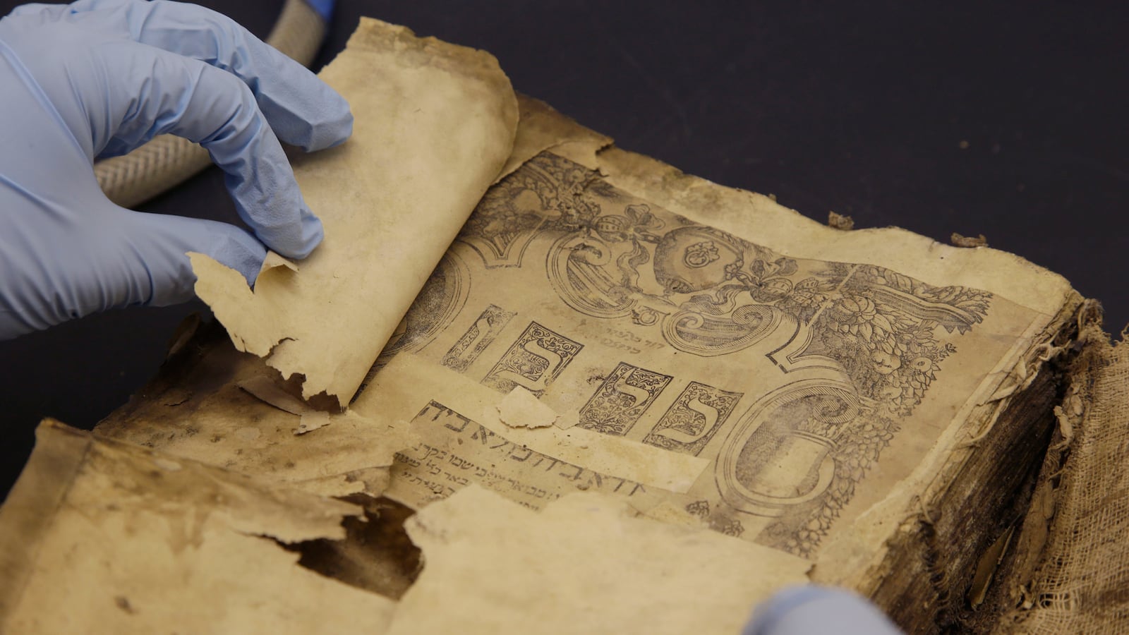 articles/2014/02/08/saddam-s-jewish-treasures/140207-robin-saddam2-embed_q5i1dk