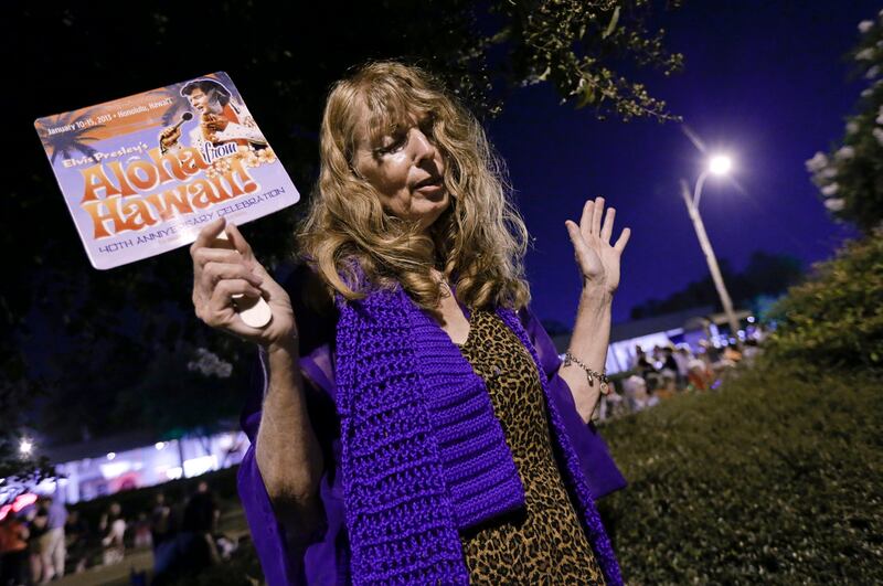 galleries/2012/08/16/vigil-at-graceland-35th-anniversary-of-elvis-s-death-photos/elvis-vigil-aloha_t2hrys