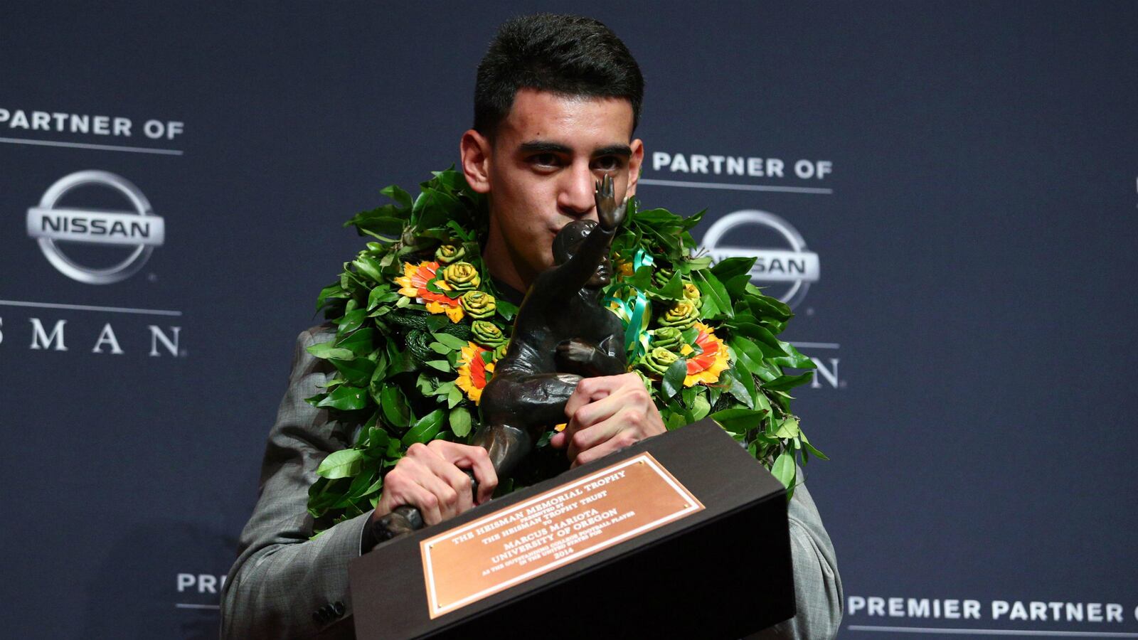 cheats/2014/12/13/oregon-qb-marioto-wins-2014-heisman/141214-heisman-cheat_dtxmwz